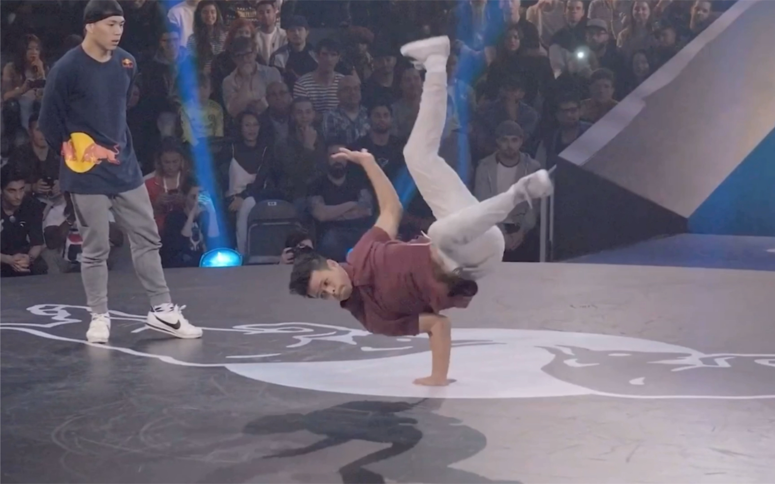 开云体育下载-蒂姆回归赛场，惊险取胜首场状态亮眼，巴塞罗那观众沸腾！-开云体育下载